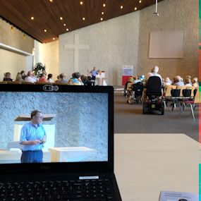 Laptop met daarop de lezing over rouwverlies.